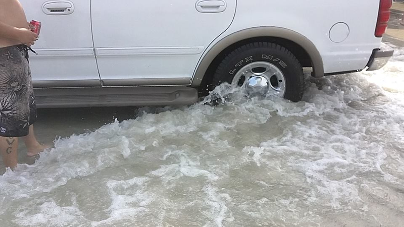 Illustration for article titled Tide Drowns 'Hundreds' Of Vehicles On Florida Beach 'With No Warning'